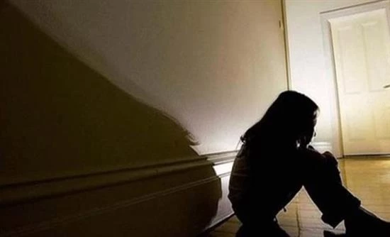 «Έτρεμε το παιδί»: Συγκλονίζει η μάνα της 16χρονης που βίαζε ο πατέρας της μαζί με 3 φίλους του (βίντεο)